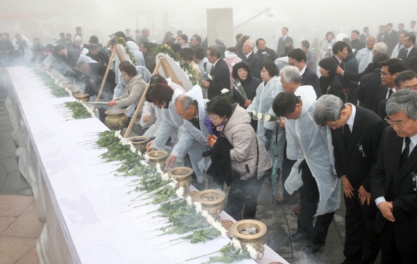 지난해 4.3추념식에 참석자들이 제단에 헌화하고 있다.