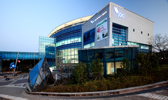 제주시 영평동 첨단과기단지에 위치한 제주국제자유도시개발센터