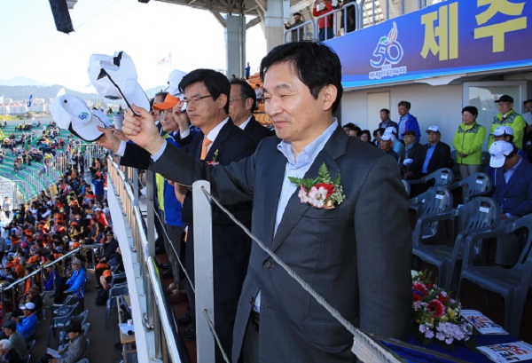 개막식에 참석한 이석문교육감(왼쪽)과 원희룡 지사(오른쪽)