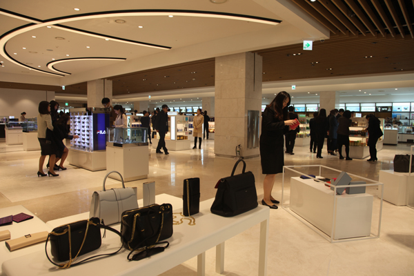 서귀포시 중문관광단지 내 롯데호텔제주에 개점한 제주관광공사 시내면세점.