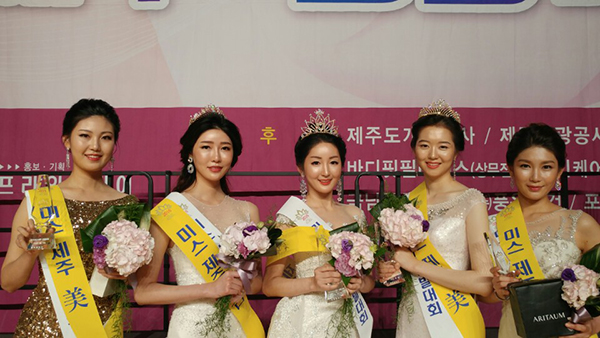 왼쪽부터 미스제주 미 송혜금(23·제주대 관광경영학과 휴학)씨, 선 오유경(23·이화여대 도자예술과)씨, 진 강민정씨(23·경희대 국어국문학과), 미 김현주(20·제주대 의류학과) 이소연(25·한신대 국제관계학부 졸)씨.