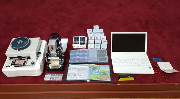 적씨 등이 위조 신용카드를 만드는 데 사용한 복제기기 및 공카드 등.