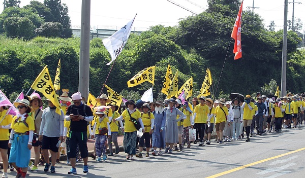행진 참가자들은 동진과 서진으로 나뉘어 6일 제주시 탑동광장에서 재회, 생명평화문화제를 연다. <뉴시스>