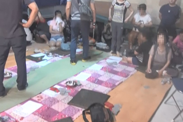 제주지방경찰청 광역수사대는 31일 제주 농촌지역 비닐하우스에서 도박을 벌인 주부 등 40여명이 붙잡았다고 밝혔다.