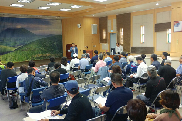 제주시는 10일부터 축산사업장에 대한 마을별 민간 주도의 환경감시 기능을 강화하기 위해 ‘마을별 축산환경감시원’이 활동에 들어간다고 밝혔다. 사진은 직무 수행 방법과 안전 교육을 받고 있는 축산환경감시원.