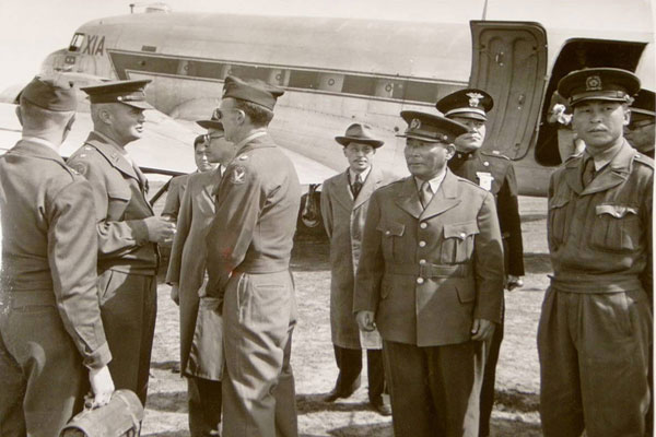 1948년 5월 5일 제주공항에 도착한 조병옥 전 경무부장과 딘 장군 일행. 왼쪽 두 번째부터 딘, 통역관, 유해진, 맨스필드, 안재홍, 송호성, 조병옥, 김익렬, 최천.