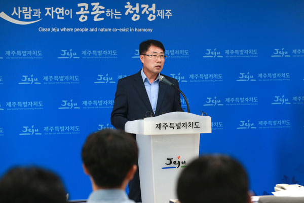 안동우 제주도 정무부지사가 10일 오전 제주도청에서 기자회견을 열고 비자림로 확장·포장공사에 대한 대안이 마련될 때까지 공사를 재개하지 않을 계획이라고 밝히고 있다.