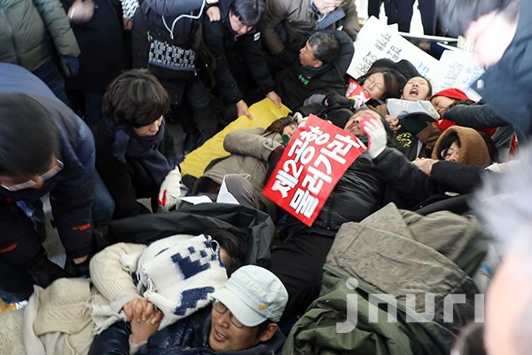 제주시가 7일 오후 제주도청 앞에 있던 천막을 철거하고 제주도에서 도청 앞 계단에서 연좌시위하던 이들에 대해 강제퇴거 조치를 취하고 있다.