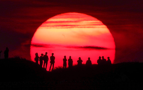 우장호 기자의 수상작 '일몰을 기다린 사람들'